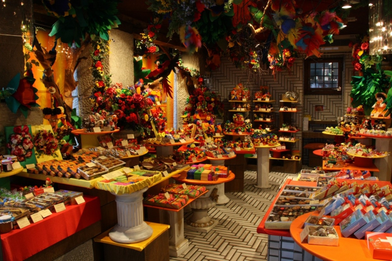 vente-REVEST LES ROCHES-min_candy_store_chocolate_shop_chocolate_switzerland-393515