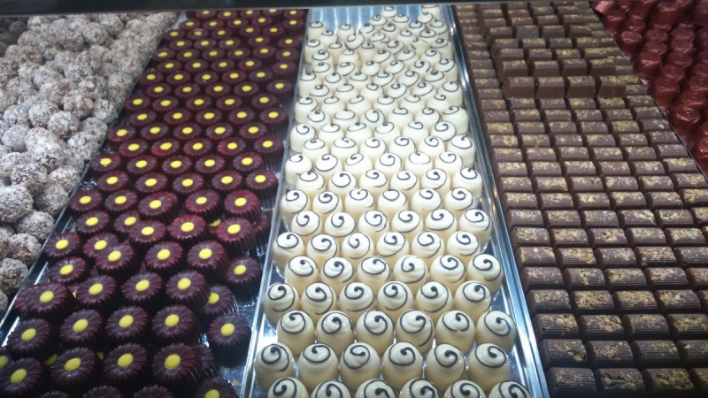 vente-REVEST LES ROCHES-min_chocolates_milk_chocolate_white_chocolate_truffles_candy_food_treat_cacao-1213769